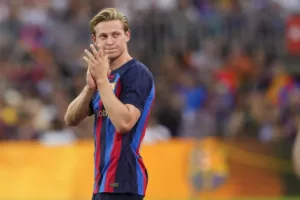 Barcelona levanta suspeita sobre contrato De Jong e pode levar caso à Justiça