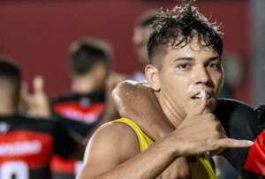 Série C: Vitória renova com principal meia do time, Eduardo até 2025