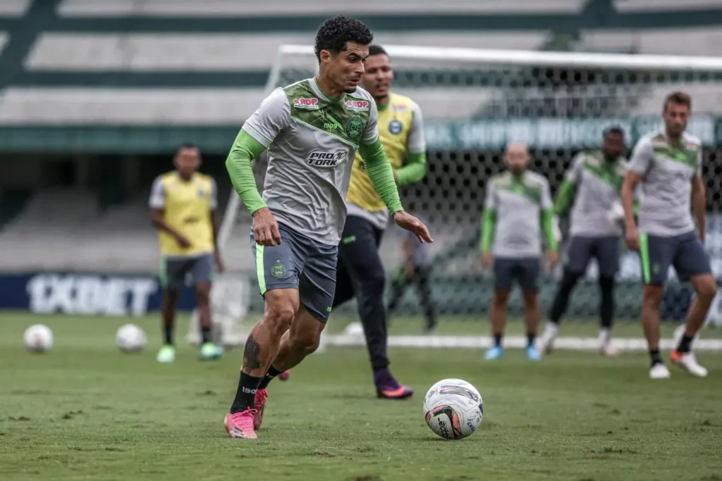 STJD dá punição branda a lateral do Coritiba por jogada violenta 2 egidio