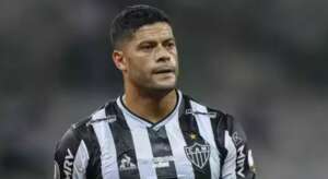 Artilheiro rebate críticas após 