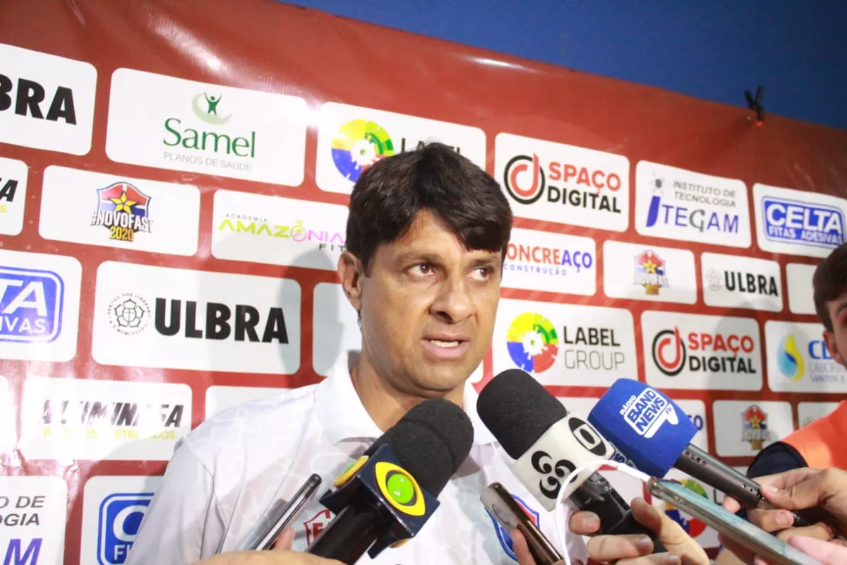 Wladimir Araújo é o treinador do líder Evangélica