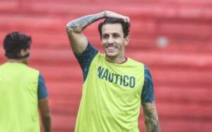Chateado, meia do Náutico desmente Elano após bate-boca: 'Não foi o que aconteceu'