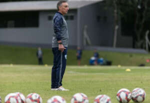 Santa Cruz negocia com ex-treinador do Guarani