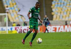 Ex-zagueiro de Ponte e Corinthians renova com o Cuiabá