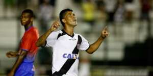 Para se aposentar, lateral quer que Vasco pague mais de 1 milhão em dívidas