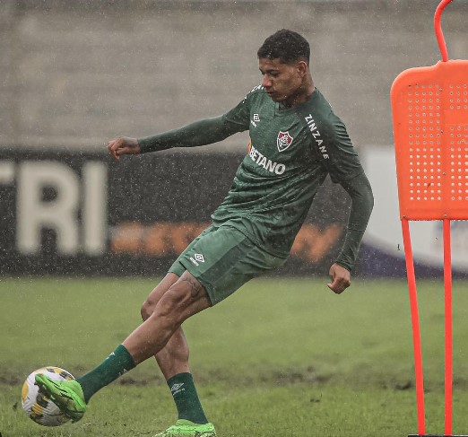 Atacante do Fluminense recebe advertência no STJD