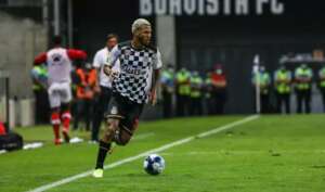 Lateral formado no Vasco fica perto de gigante paulista