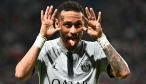 Neymar faz homenagem a Jô Soares ao celebrar gol pelo PSG: 'Beijo pro gordo'