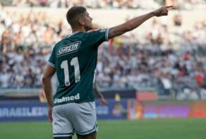 Artilheiro do Goiás é elogiado por treinador da Seleção Brasileira