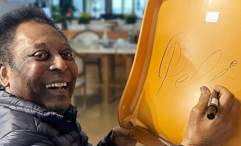 Pelé autografa cadeiras do Pacaembu, que serão leiloadas a partir de R$ 4 mil