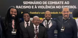 Ponte Preta estampa na camisa símbolo de seminário contra o racismo