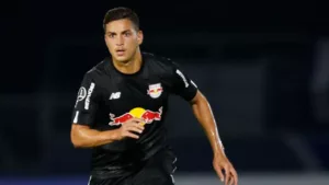 BID confirma rescisão de zagueiro Renan com Red Bull Bragantino