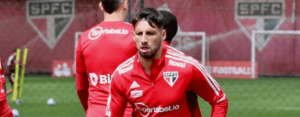 São Paulo aprimora jogadas em bolas paradas para superar retranca do Atlético-GO