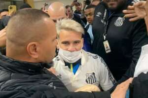 Soteldo desembarca no Brasil e é recebido com festa pela torcida do Santos