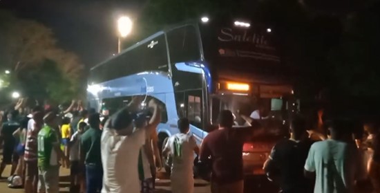 Série D: Torcida do Tocantinópolis ''se despede'' do ônibus do Santa Cruz; vídeo!