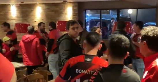 Torcedores do Athletico-PR ofendem e expulsam flamenguistas de restaurante