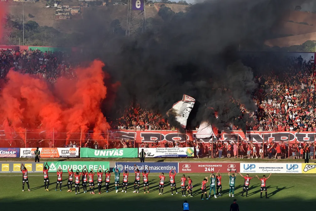 Série D: Manduzão tem recorde de público na festa do acesso do Pouso Alegre-MG 2 Elenco e torcida do Pouso Alegre