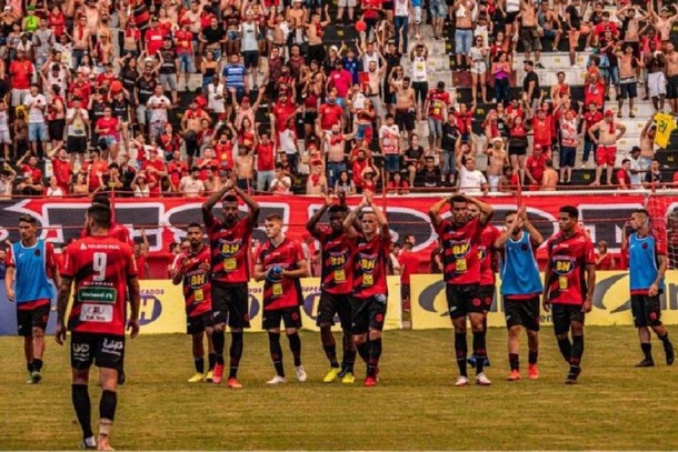 Elenco e torcida do Pouso Alegre