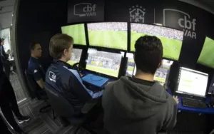 Arbitragem da CBF diz que VAR 'ainda não chegou à adolescência' no Brasil