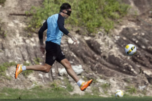 Botafogo renova com Cuesta, que se naturalizou brasileiro