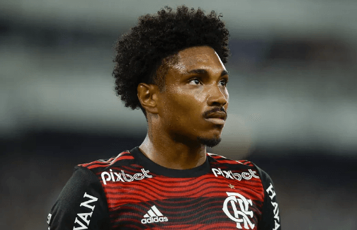 Flamengo vende o atacante Vitinho