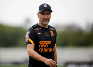 Vítor Pereira e Sylvinho tem números idênticos no Corinthians