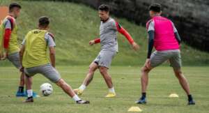 Série C: Lazaroni treina com titulares do Vitória sob comando de João Burse