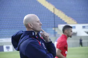 Série D: Técnico do Paraná, Omar Feitosa, deixa o clube