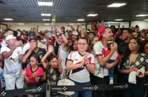 Série C: Após vencer o líder e ter reais chances de classificação, torcida do Vitória faz festa no aeroporto