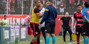 Série C: Rodrigão, atacante do Vitória, tem seu celular furtado em 