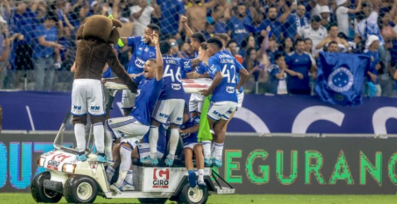 Do sofá, o Cruzeiro garantiu o título da Série B