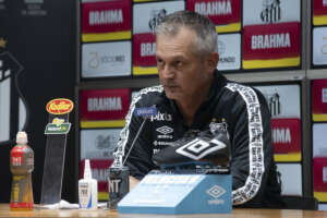 Lisca minimiza críticas da torcida e aponta Santos 'eficiente, mas não eficaz'