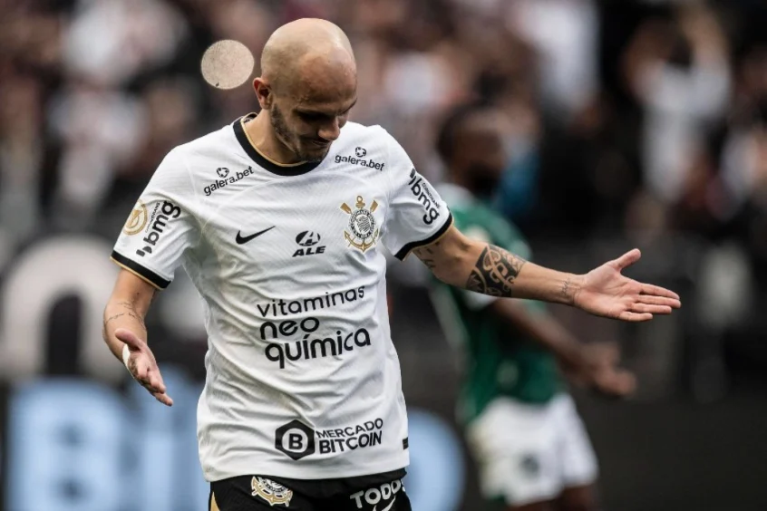 Fábio Santos lamenta empate sofrido, mas vê Corinthians em