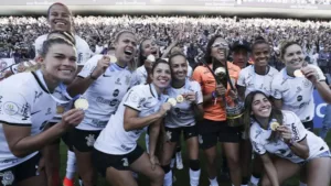Futebol feminino atrai torcida por proximidade com jogadoras e ganha popularidade