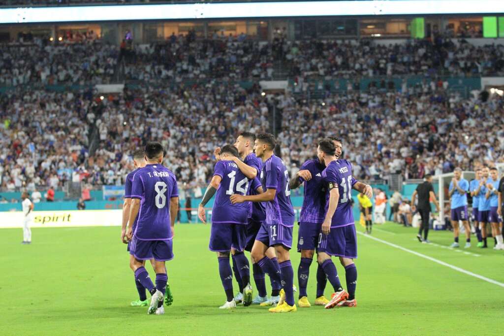 Com golaço de Messi, Argentina bate Honduras e aumenta invencibilidade
