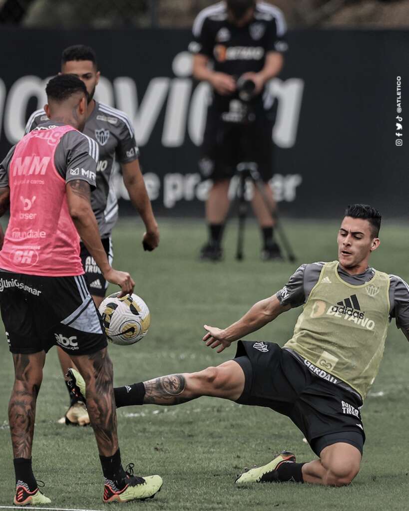 Volante do Atlético-MG diz que elenco está ‘p… da vida’ com série de tropeços