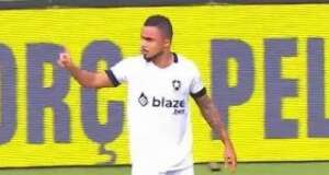 Rafael do Botafogo desmaia em campo, quer continuar no jogo, mas médico impede