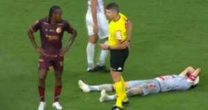 Série B: Rodallega, do Bahia, se desculpa pela falta em goleiro Vanderlei