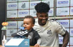 No vestiário alegre do Santos, filho de Bauermann rouba a cena