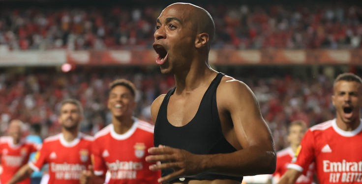 João Mario comemorando gol no Campeonato Português