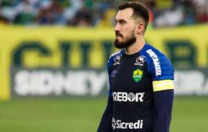 Walter, goleiro do Cuiabá, lesiona e não joga mais em 2022