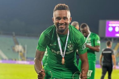 Ex-Santos, lateral Cicinho celebra a conquista de mais um título na Bulgária