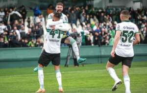 Coritiba 2 x 0 Atlético-GO - Coxa sai e deixa Cuiabá no Z-4