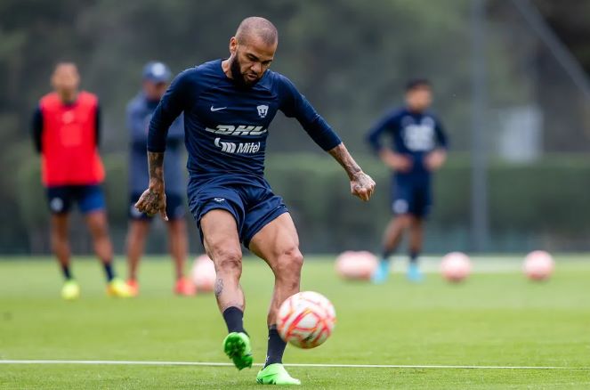 Pumas pede desculpas a Dani Alves por “mal-entendido” sobre lesão