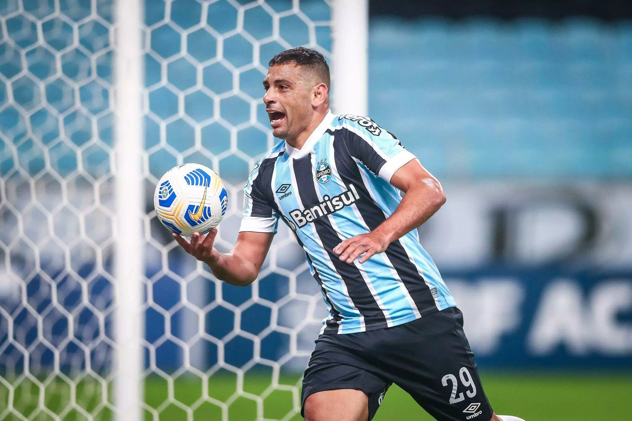 Série B: Cirurgia de hérnia pode antecipar aposentadoria do atacante Diego Souza no Grêmio
