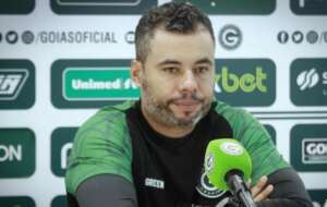 Goiás vence, mas foco do time é ter os pés no chão e se manter na elite
