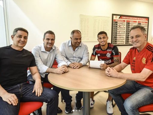 Vice do Flamengo nega propostas por João Gomes