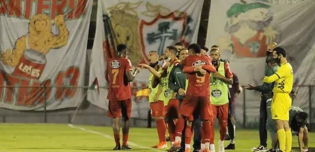 Jogadores da Portuguesa comemorando