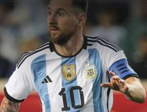 Messi sai do banco, faz dois gols e Argentina vence Jamaica