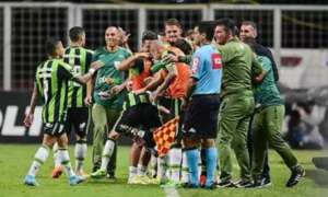 América-MG 2 x 0 Coritiba - Coelho sobe e Coxa desce